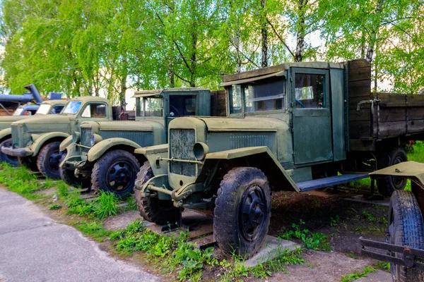 Ukrayna 'nın Pereyaslav kentindeki Açık Hava Halk Mimarisi ve Ortanca Naddnipryanschina Halk Yolları Müzesinde paslı Sovyet retro kamyonları