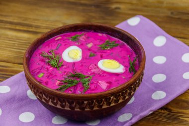 Tahta bir masada soğuk pancar çorbası.