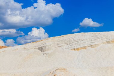 Beyaz kum tepelerinin manzarası
