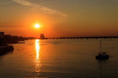 Dnipro, Ukrayna 'da günbatımında Dinyeper Nehri' nde modern yat gezisi.