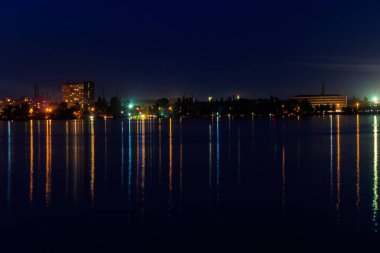 Ukrayna 'daki Dinyeper nehri ve Dinyeper şehri gece görüşü