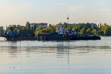 Kremenchug, Ukrayna 'daki Dinyeper Nehri' nde sanayi gemisi.