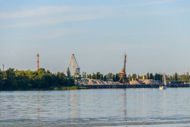 Kremenchug, Ukrayna 'daki Dinyeper Nehri' ndeki kargo limanına vinç çekiliyor.