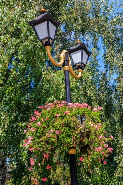 Street Lantern Decorated Geranium Flowers Flowerpot — Stock Photo, Image
