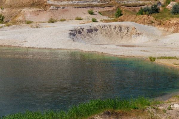 Terk Edilmiş Kum Ocağındaki Güzel Göl Manzarası — Stok fotoğraf