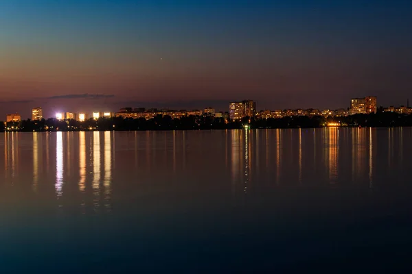 Éjszakai Kilátás Dnyeper Folyó Dnipro Város Ukrajnában — Stock Fotó