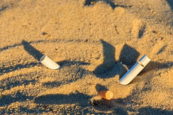 Cigarettfimpar Gul Sand Havsstranden Vid Kusten Begreppet Miljöförorening Mänsklighetens Problem — Stockfoto