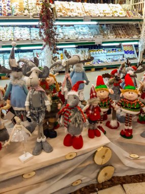 Bir mağazada Noel ve yeni yıl oyuncakları. Şenlikli kış Noel ticareti