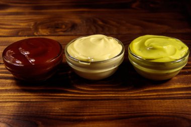 Ahşap masada soslar.