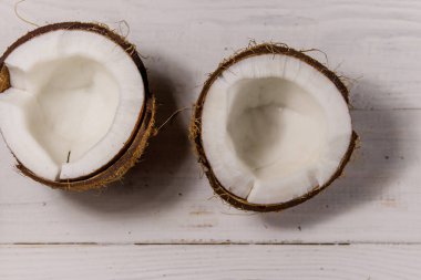 Beyaz ahşap masada taze hindistan cevizi. Üst görünüm