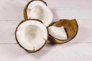 Beyaz ahşap masada taze hindistan cevizi. Üst görünüm