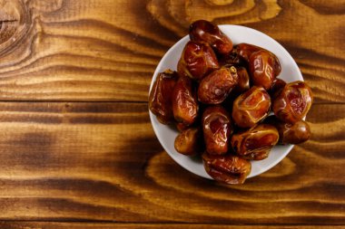 Kurumuş meyveler ahşap masada. Üst görünüm