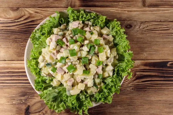 Salad Tradisional Rusia Olivier Atas Meja Kayu — Stok Foto