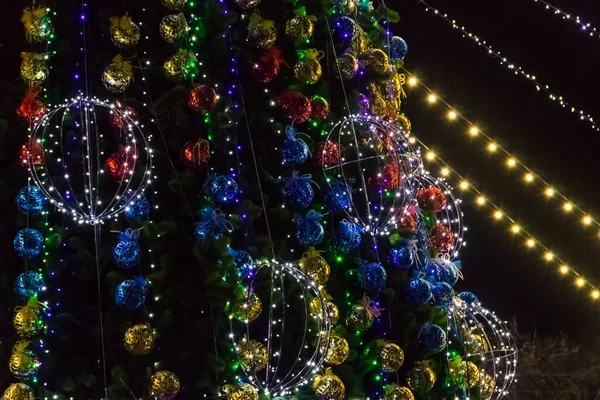 Geceleyin çok renkli ışıklarla süslenmiş Noel ağacı