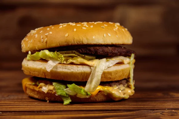 Finom Nagy Hamburger Asztalon — Stock Fotó
