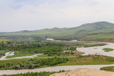 Antik mağara şehri Uplistsikhe, Georgia 'dan Kura Nehri ve Kafkas Dağları manzarası