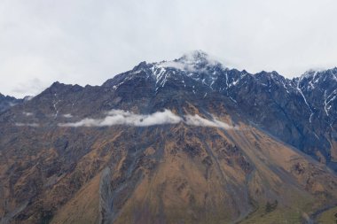 Gürcistan 'daki Kafkasya dağlarının manzarası