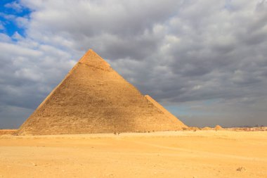 Giza piramit kompleksi Kahire, Mısır 'ın dışındaki Giza Platosu' nda.