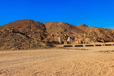 Mısır 'ın Arap çölündeki Bedevi köyündeki binalar