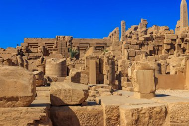 Karnak Tapınağı Kompleksi, yaygın olarak Karnak olarak bilinen, Luxor, Mısır 'daki çürümüş tapınaklar, şapeller, sütunlar ve diğer binaların geniş bir karışımından oluşur.