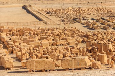 Deir el-Bahri 'deki Hatshepsut tapınağının yanındaki arkeolojik alan. Eski Mısır 'ın Mısır' daki Nil 'in Batı Şeria' sındaki kazıları (antik Teb.