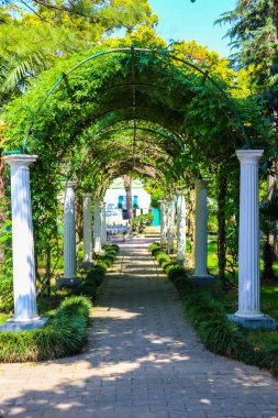 Georgia, Batumi 'de bir parkta kemerli tünel.