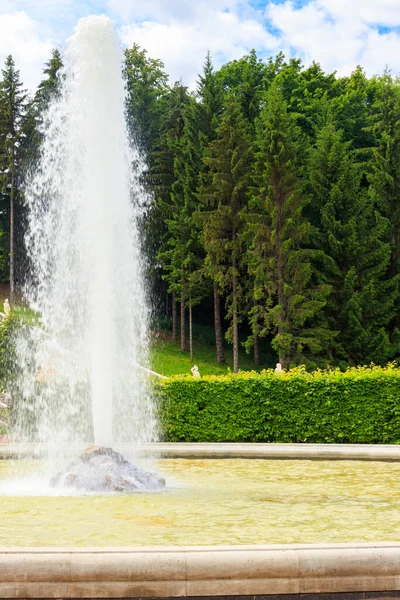 俄罗斯圣彼得堡彼得霍夫下城公园的人造喷泉 — 图库照片