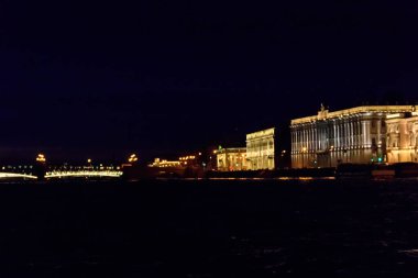 Ukrayna, St. Petersburg 'daki Neva nehrinin gece manzarası