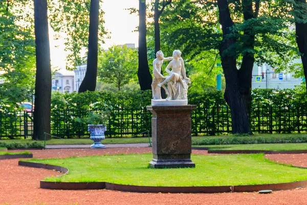 俄罗斯圣彼得堡旧城公园夏季花园的雕塑作品Satyr和Bacchante — 图库照片