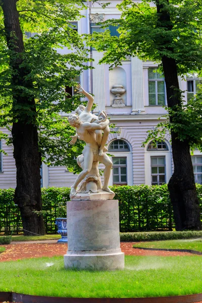 Скульптурная Композиция Похищение Сабинянки Старом Городском Парке Летний Сад Санкт — стоковое фото
