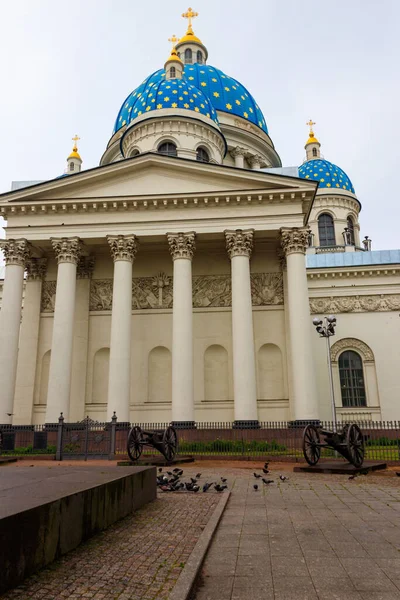 Καθεδρικός Ναός Trinity Παλιά Τουρκικά Κανόνια Μπροστά Αγία Πετρούπολη Ρωσία — Φωτογραφία Αρχείου