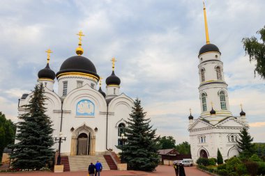 Zadonsk, Rusya - 8 Ağustos 2019: Zadonsk, Rusya 'daki St. Tikhon Dönüşüm Manastırı