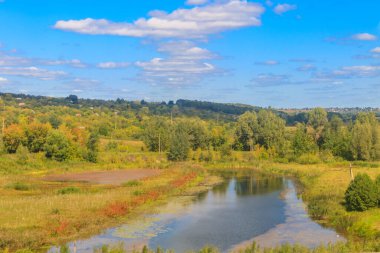 Güzel bir nehir, yeşil ağaçlar ve mavi gökyüzü olan yaz manzarası