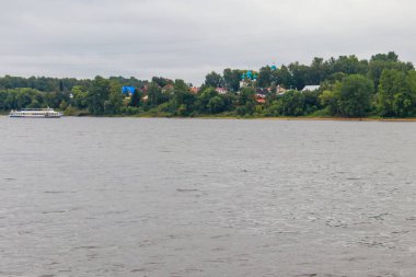 Rusya 'nın Yaroslavl kentinde Kurtarıcı kilisesiyle Volga nehrinin manzarası