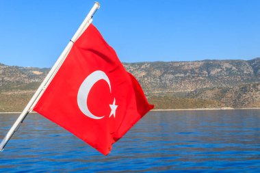 Türkiye 'de Akdeniz üzerinde dalgalanan Kızıl Türk bayrağı