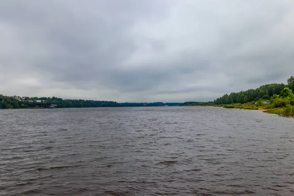Rusya 'nın Yaroslavl kentindeki Volga nehrinin manzarası