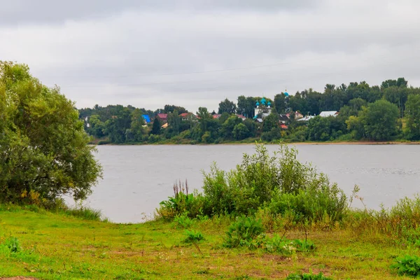 Uitzicht Wolga Rivier Met Redderskerk Aan Een Oever Jaroslavl Rusland — Stockfoto