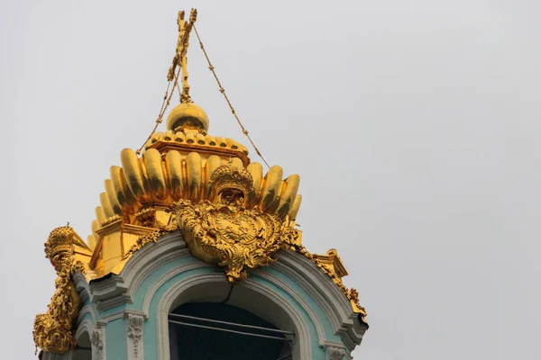 Крупный План Золотого Креста Куполе Православной Церкви — стоковое фото