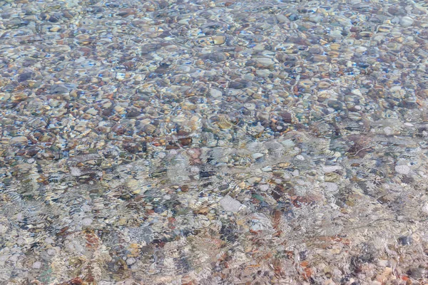 底に透明な水と小石がある海の背景 — ストック写真