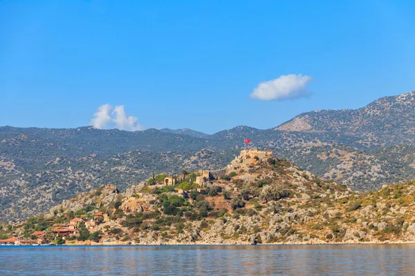 土耳其安塔利亚省地中海沿岸一座山上有要塞的古代莱西安城西梅纳的景观 — 图库照片