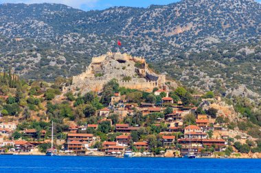 Türkiye 'nin Antalya ilinin Akdeniz kıyısındaki bir dağda kalesi olan antik Lycia kasabası Simena' nın manzarası