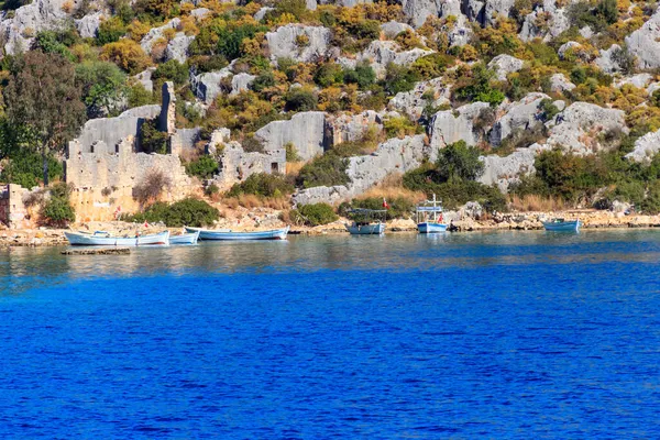 Antalya 'nın Simena kenti yakınlarındaki Akdeniz kıyısındaki kayalık kıyılarda demirli gemiler görülüyor