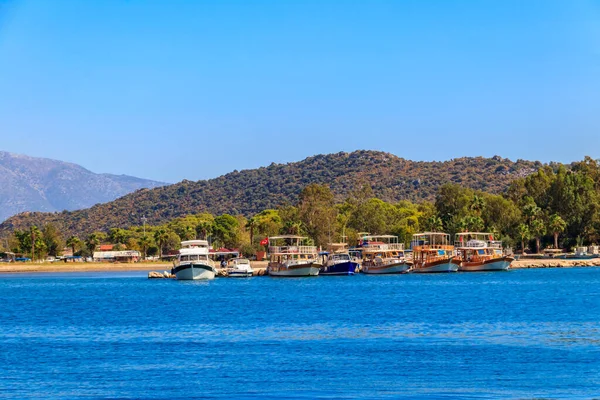 Türkiye 'de Akdeniz kıyısında turist botları bulunan liman