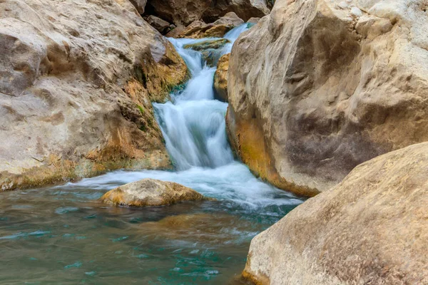 Antalya ilinin Goynuk kanyonunda küçük şelale, Türkiye