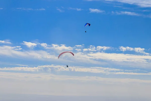 Paragliders Blauwe Lucht Concept Van Actieve Levensstijl Extreem Sportief Avontuur — Stockfoto