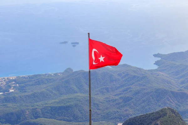 Ondeando Bandera Turquía Contra Las Montañas Mar — Foto de Stock
