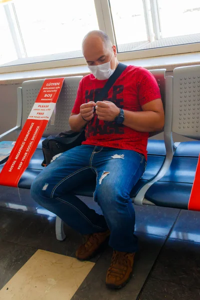 Hombre Con Mascarilla Médica Esperando Vuelo Aeropuerto Concepto Viajar Durante — Foto de Stock