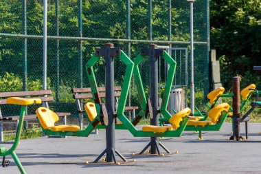 Spor aletleri ya da spor aletleri parkta.