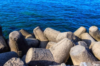 Karadeniz kıyısında beton kırıkları. Yüksek dalgalara karşı kıyı yapısı için koruma