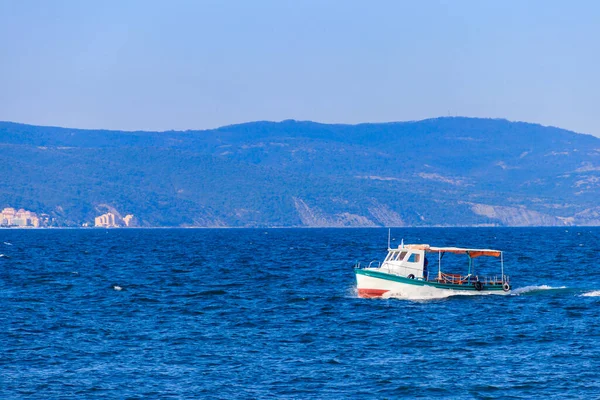 Barco Recreio Navegando Mar Negro Nessebar Bulgária — Fotografia de Stock